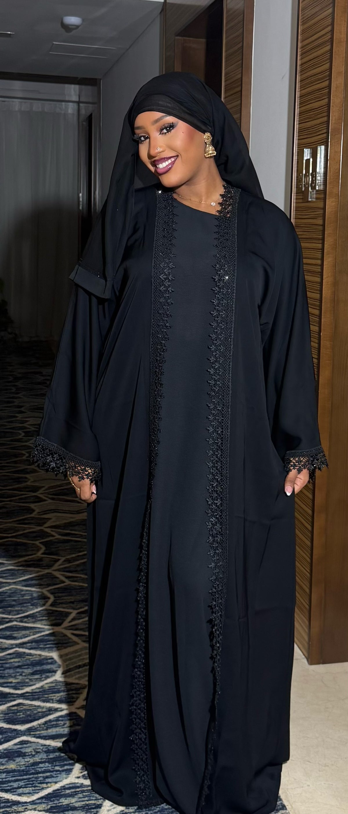 NAHLÉ
Lace Abaya